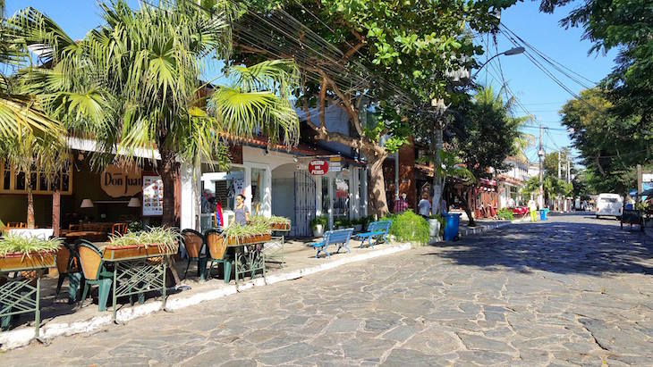 Na famosa Rua das Pedras em Armação dos Búzios, Brasil © Viaje Comigo