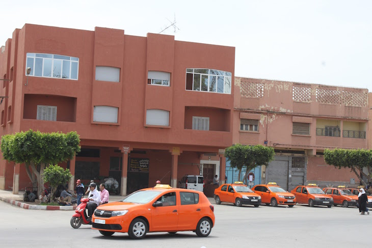 Táxis laranjas - Berkane - Marrocos © Viaje Comigo