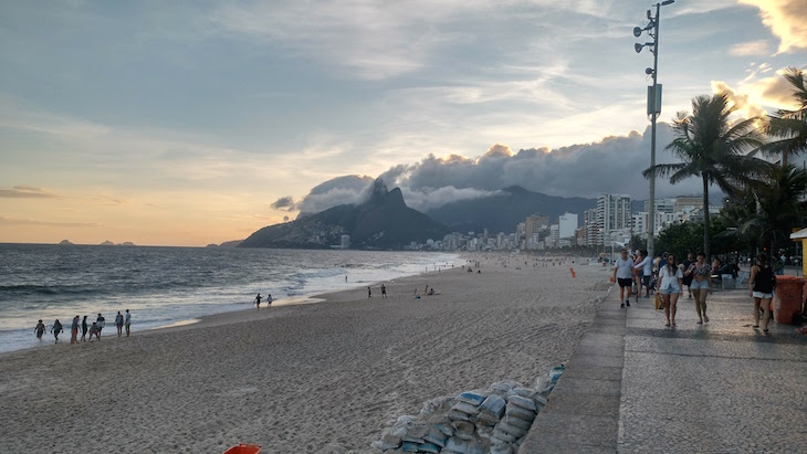 Ipanema ao pôr do sol - Rio de Janeiro © Viaje Comigo