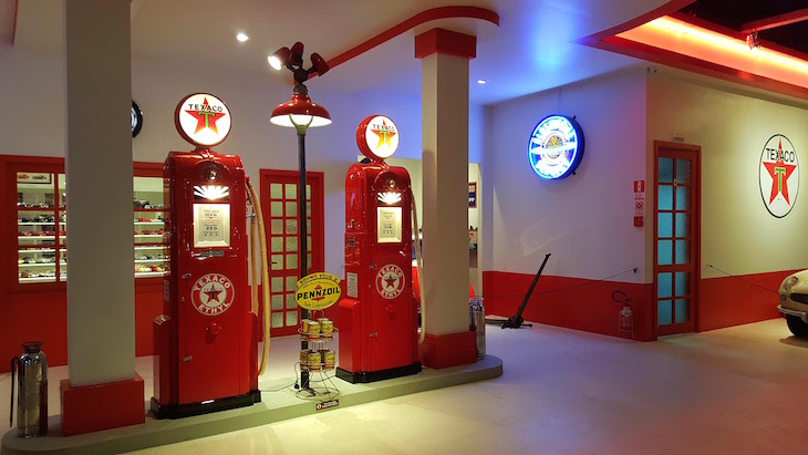 Bombas de gasolina - Museu do Automóvel de Canela, Rio Grande do Sul, Brasil © Viaje Comigo