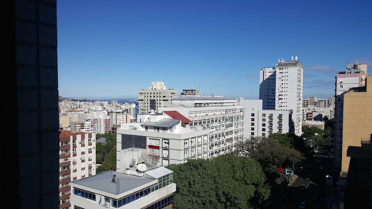 Vista da janela do Laghetto Vertice Manhattan, Porto Alegre, Brasil © Viaje Comigo