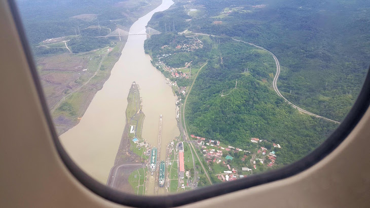 Vista do avião sobre o Canal do Panamá © Viaje Comigo