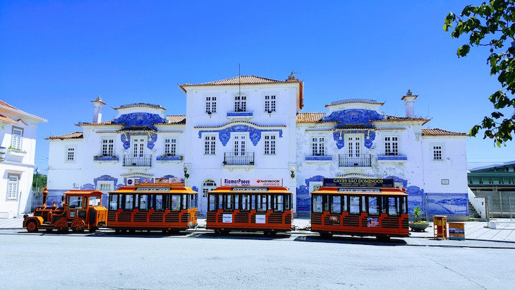 Azulejos da estação de comboios de Aveiro, Portugal © Viaje Comigo