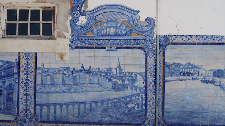 Azulejos da estação de comboios de Aveiro, Portugal © Viaje Comigo