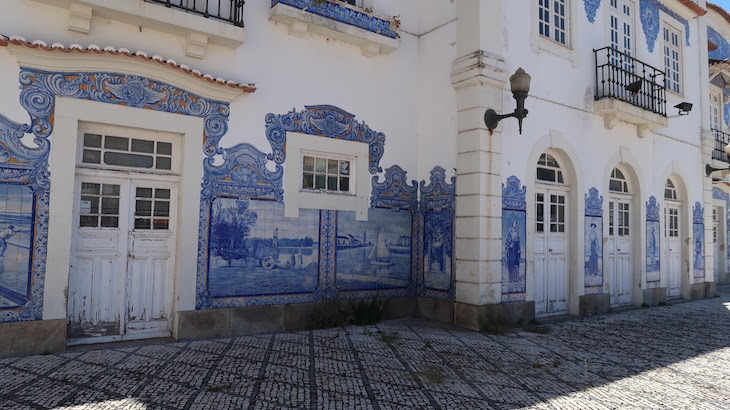 Azulejos da estação de comboios de Aveiro, Portugal © Viaje Comigo