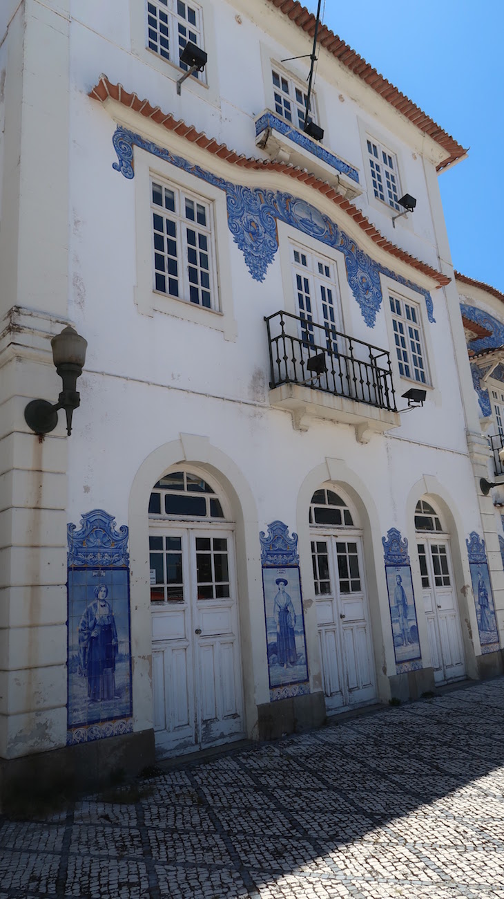 Azulejos da estação de comboios de Aveiro, Portugal © Viaje Comigo