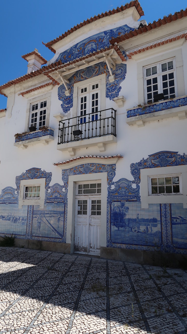 Azulejos da estação de comboios de Aveiro, Portugal © Viaje Comigo