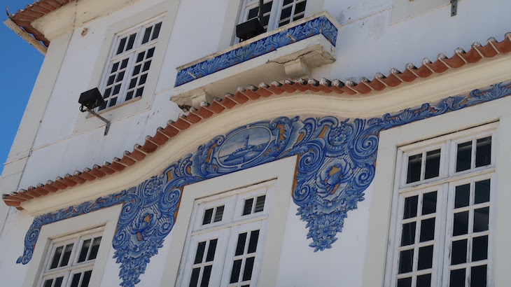 Azulejos da estação de comboios de Aveiro, Portugal © Viaje Comigo