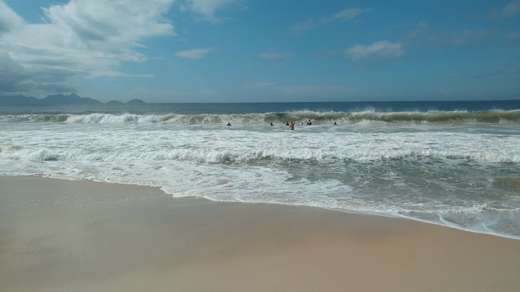 Surf em Copacabana, Rio de Janeiro, Brasil © Viaje Comigo
