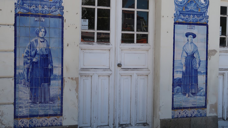 Azulejos da estação de comboios de Aveiro, Portugal © Viaje Comigo