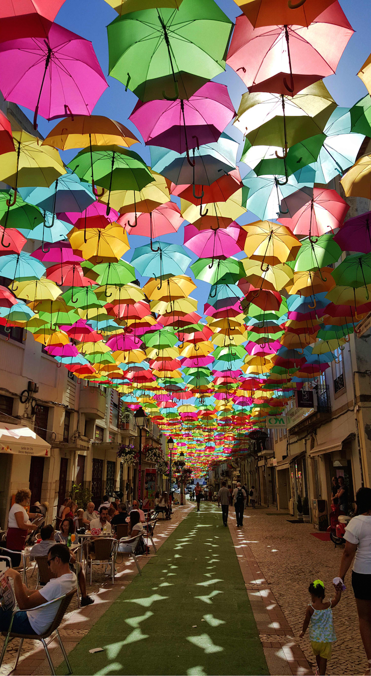 Umbrella Sky Project, Águeda, Portugal © Viaje Comigo