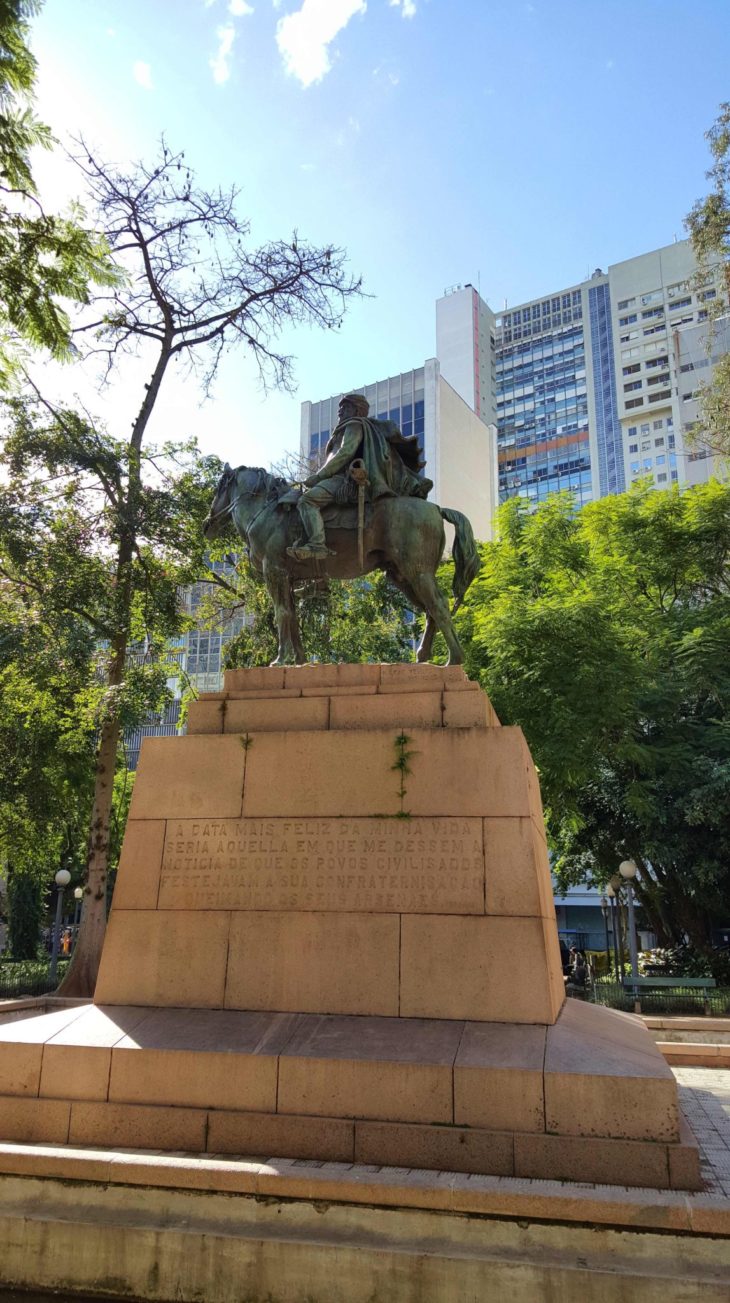 Escultura na Praça da Alfandega - Porto Alegre - Brasil © Viaje Comigo
