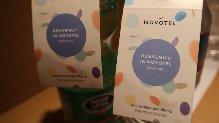 Águas de oferta - Novotel Genova City, Génova, Itália © Viaje Comigo