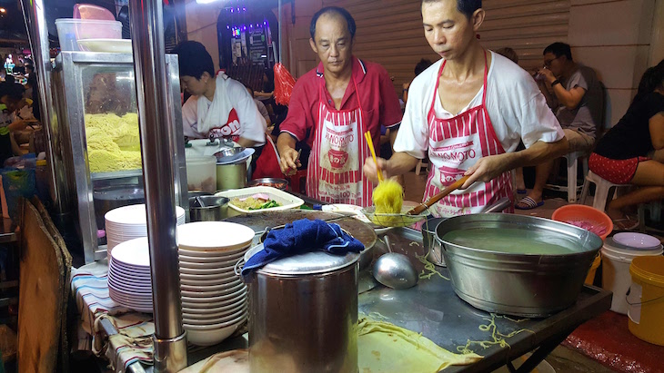 Cozer noodles - George Town - Penang - Malásia © Viaje Comigo