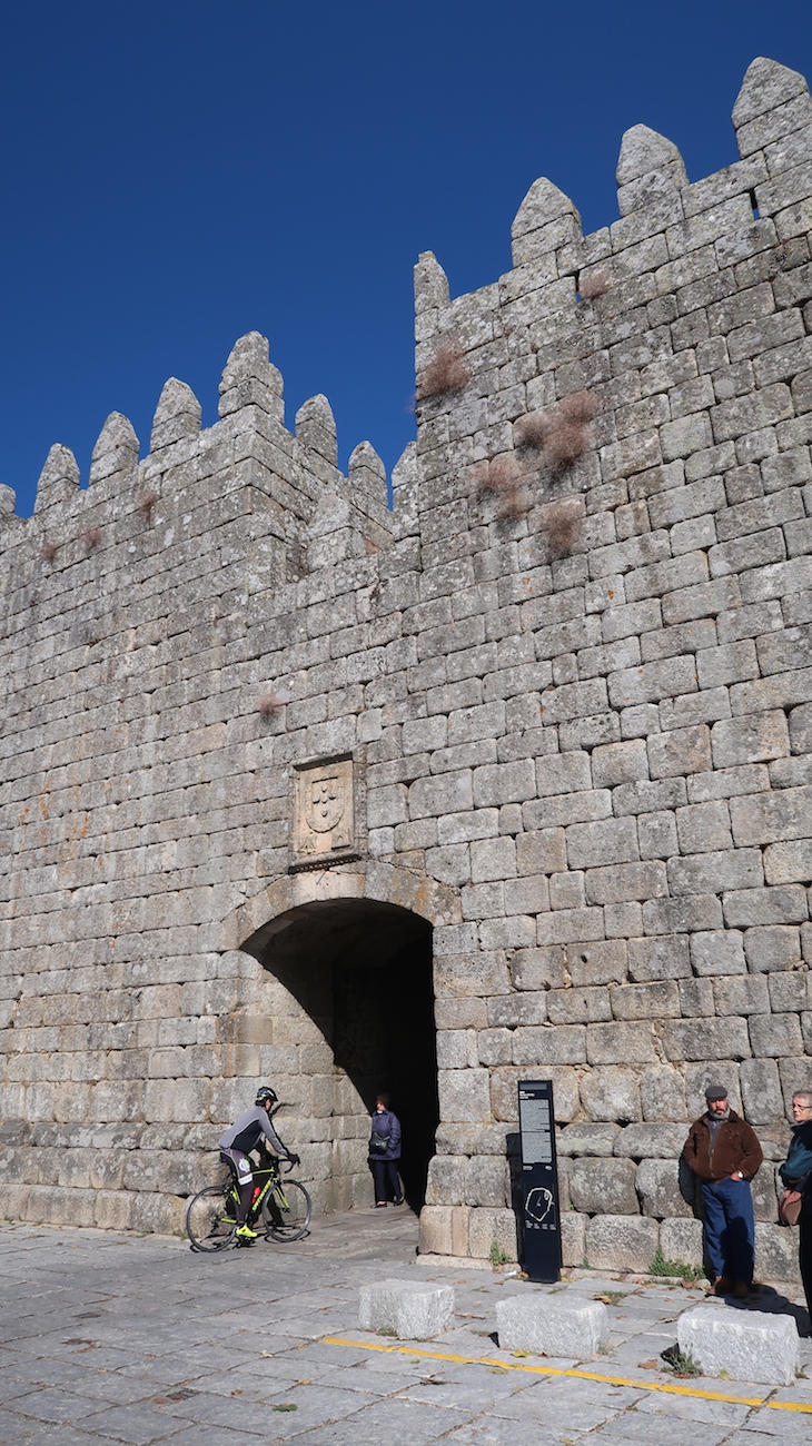 Entrada na muralha - Trancoso - Portugal © Viaje Comigo