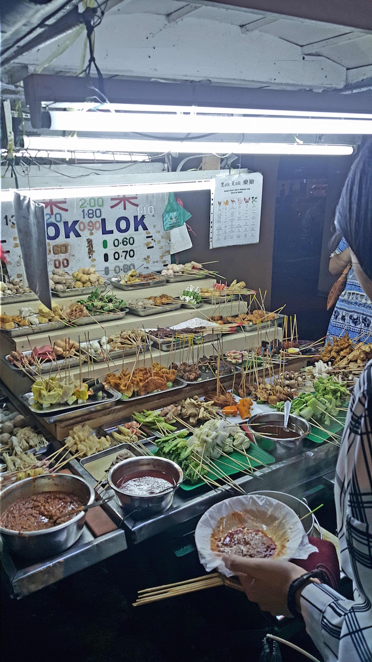 Espetos na comida de rua em George Town - Penang - Malásia © Viaje Comigo