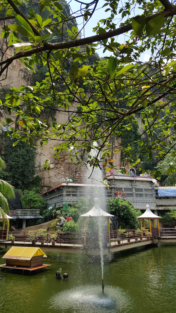 Jardim nas Batu Caves - Malásia © Viaje Comigo