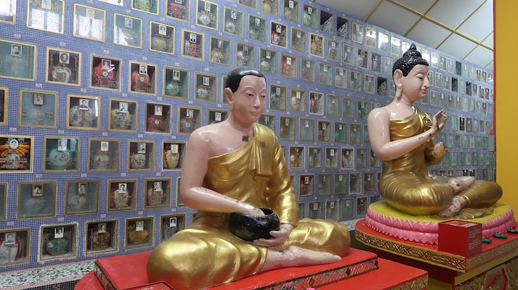 Urnas com cinzas na parade atrás - Estátua junto do Buda Deitado - Penang - Malásia © Viaje Comigo