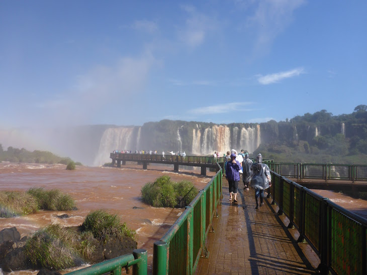 Passadiço nas Cataratas do Iguaçu - Brasil © Viaje Comigo