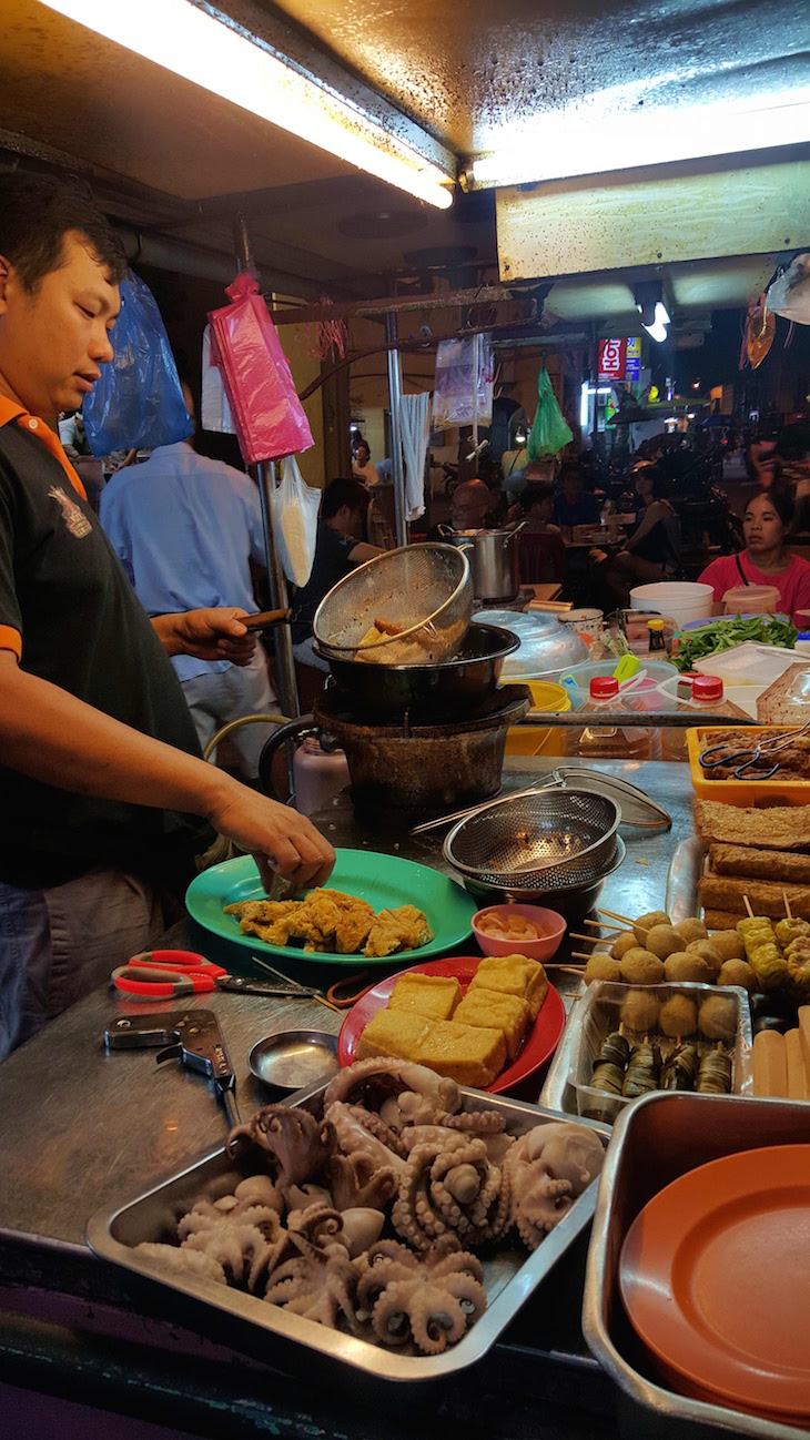 Preparar a comida de rua - George Town - Penang - Malásia © Viaje Comigo