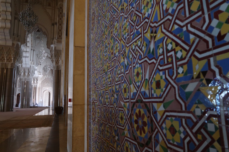 Interior da Mesquita Hassan II, Casablanca. Marrocos © Viaje Comigo