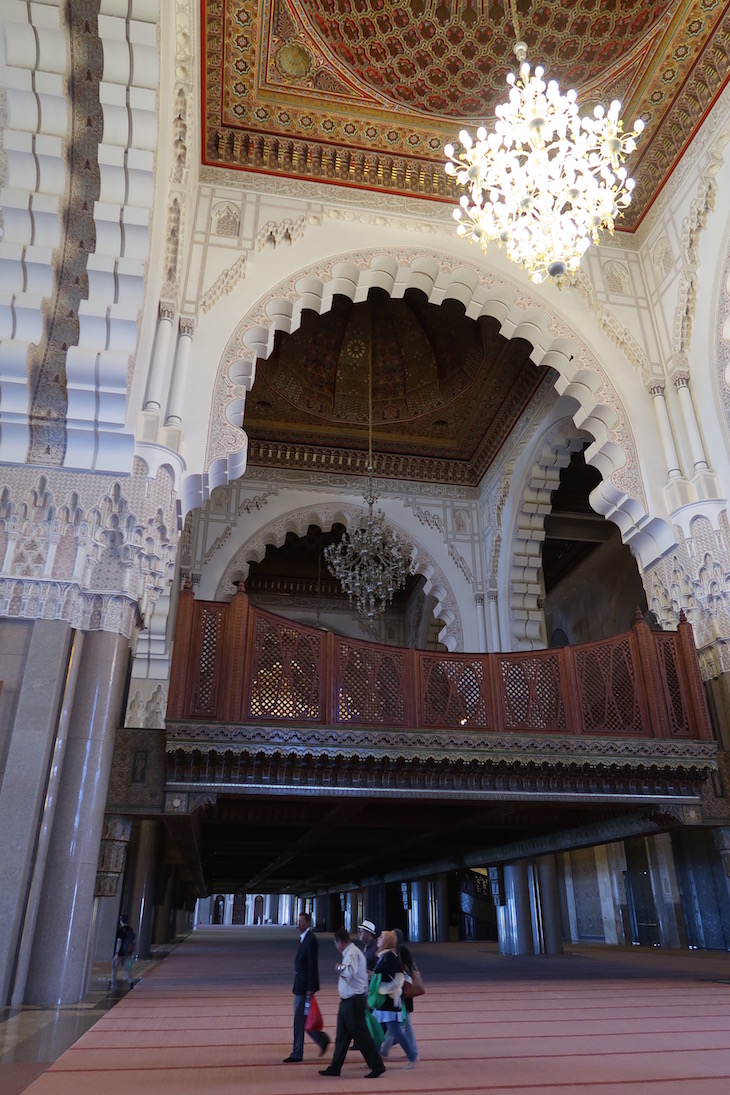 Interior da Mesquita Hassan II, Casablanca. Marrocos © Viaje Comigo