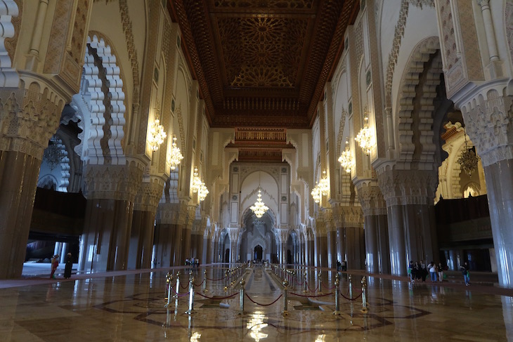 Interior da Mesquita Hassan II, Casablanca. Marrocos © Viaje Comigo