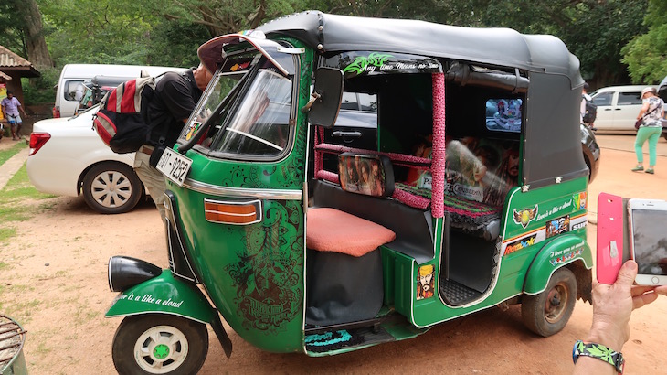 Em Sigiriya - Tuk Tuk no Sri Lanka © Viaje Comigo