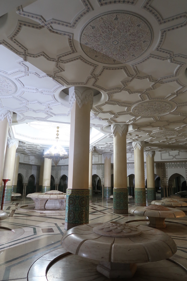 Área de ablução na Mesquita Hassan II, Casablanca. Marrocos © Viaje Comigo