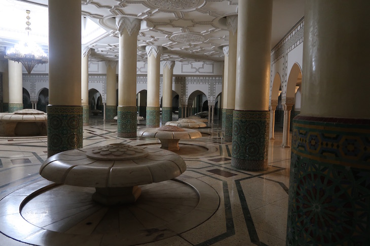 Área de ablução na Mesquita Hassan II, Casablanca. Marrocos © Viaje Comigo