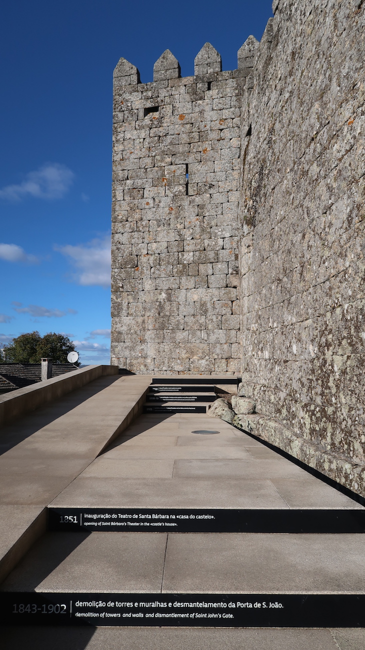 História nas escadas - Castelo de Trancoso, Portugal © Viaje Comigo