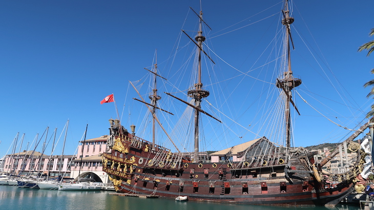 Navio pirata Neptuno no Porto de Génova, Itália © Viaje Comigo