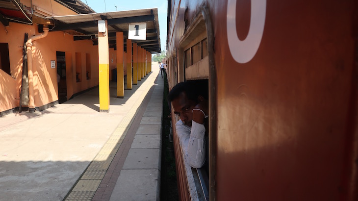 À espera que arranque - Comboio em Colombo - Sri Lanka © Viaje Comigo.