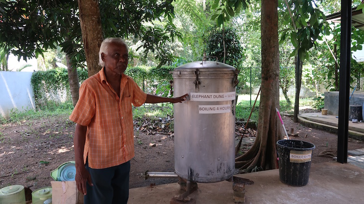 Explicação para a produção de papel a partir das fezes - Pinnawala - Sri Lanka © Viaje Comigo