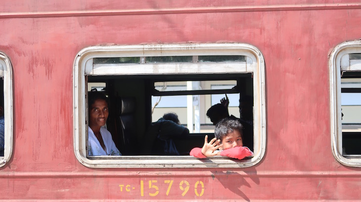 Comboio em Colombo - Sri Lanka © Viaje Comigo.