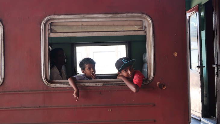 Comboio em Colombo - Sri Lanka © Viaje Comigo