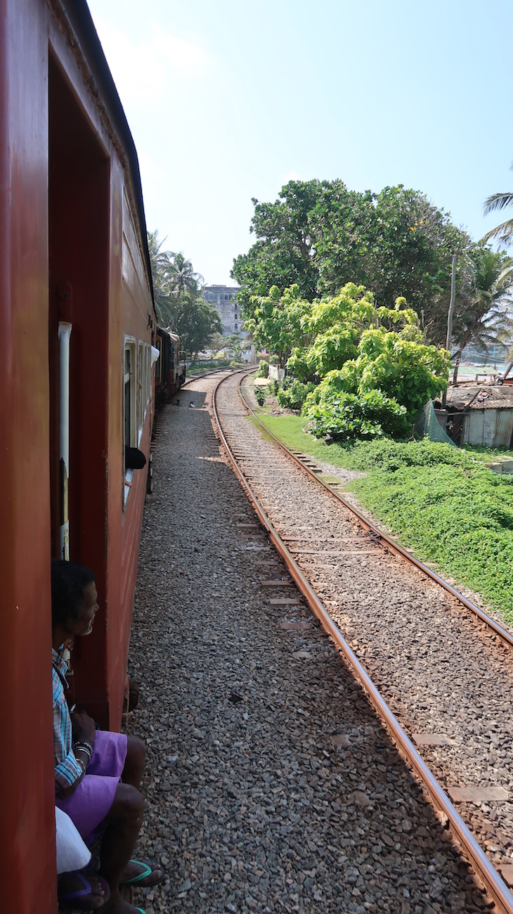 Comboio em Colombo - Sri Lanka © Viaje Comigo