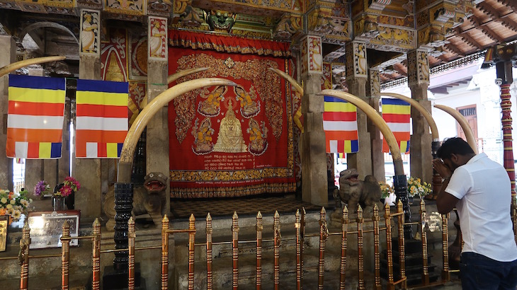 Templo onde está a Relíquia do Dente Sagrado, Kandy, Sri Lanka © Viaje Comigo