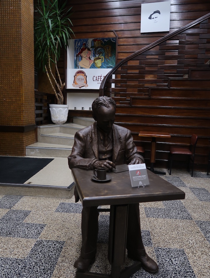 Estátua de Teixeira Pascoaes no Café São Gonçalo - Amarante © Viaje Comigo