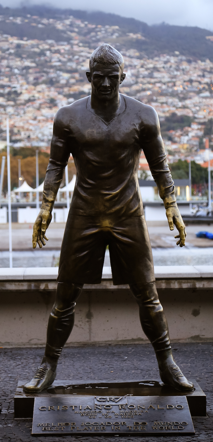 Estátua Cristiano Ronaldo junto ao Museu CR7-Funchal- Madeira © Débora Pinto