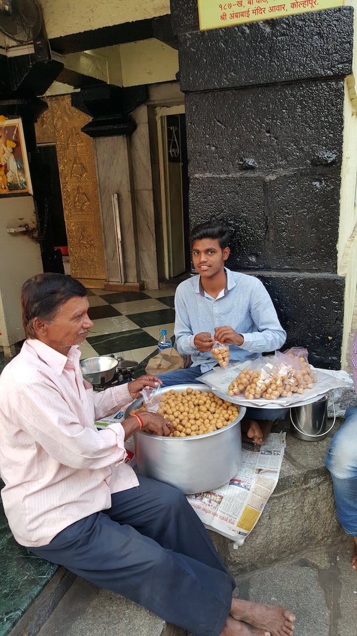 Oferta bolinhas da sorte - Shri Mahalakshm - Kolhapur - India © Viaje Comigo