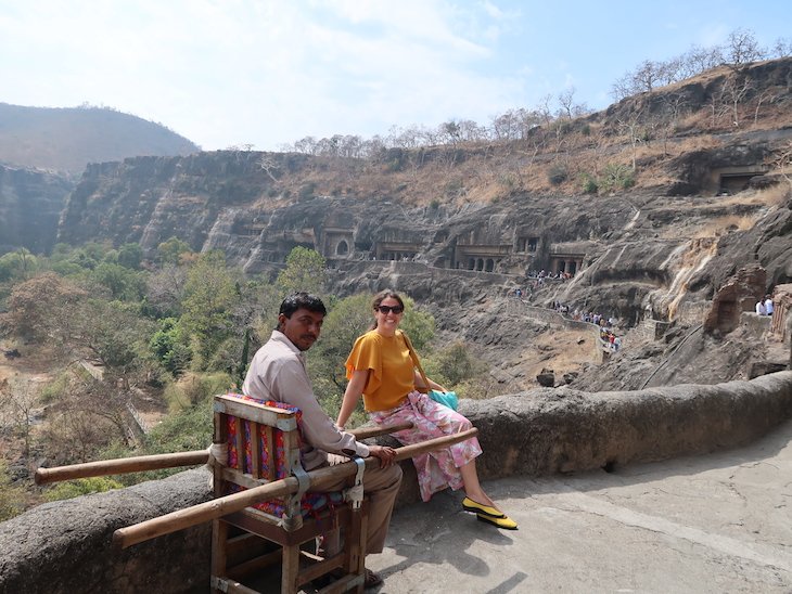 Cadeiras para transporte na subida - Ajanta Caves - Maharashtra - India © Viaje Comigo