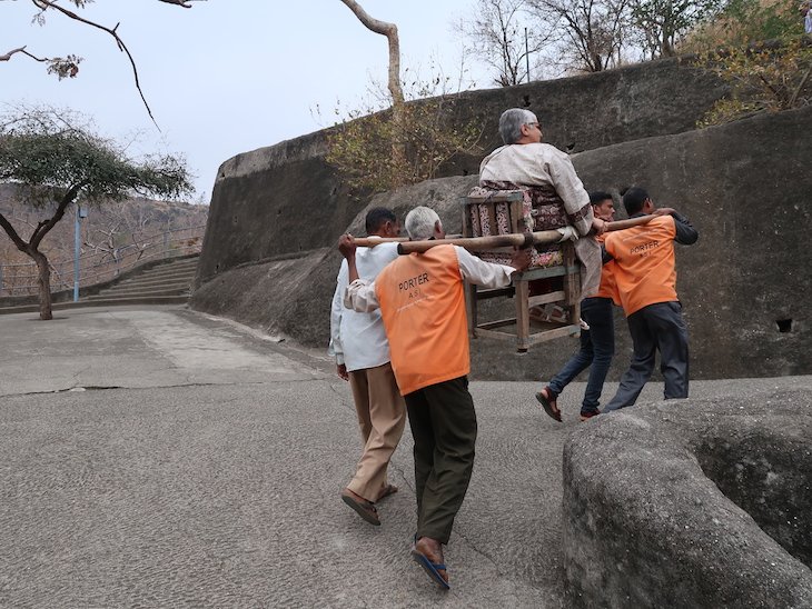 Cadeiras para transporte na subida - Ajanta Caves - Maharashtra - India © Viaje Comigo