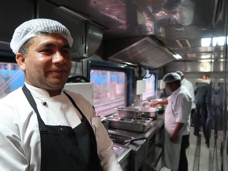 Na cozinha do comboio Deccan Odyssey - Índia © Viaje Comigo