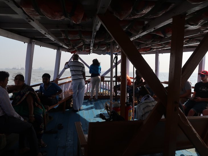 Dentro do barco para as Grutas de Elephanta - Bombaim - India © Viaje Comigo