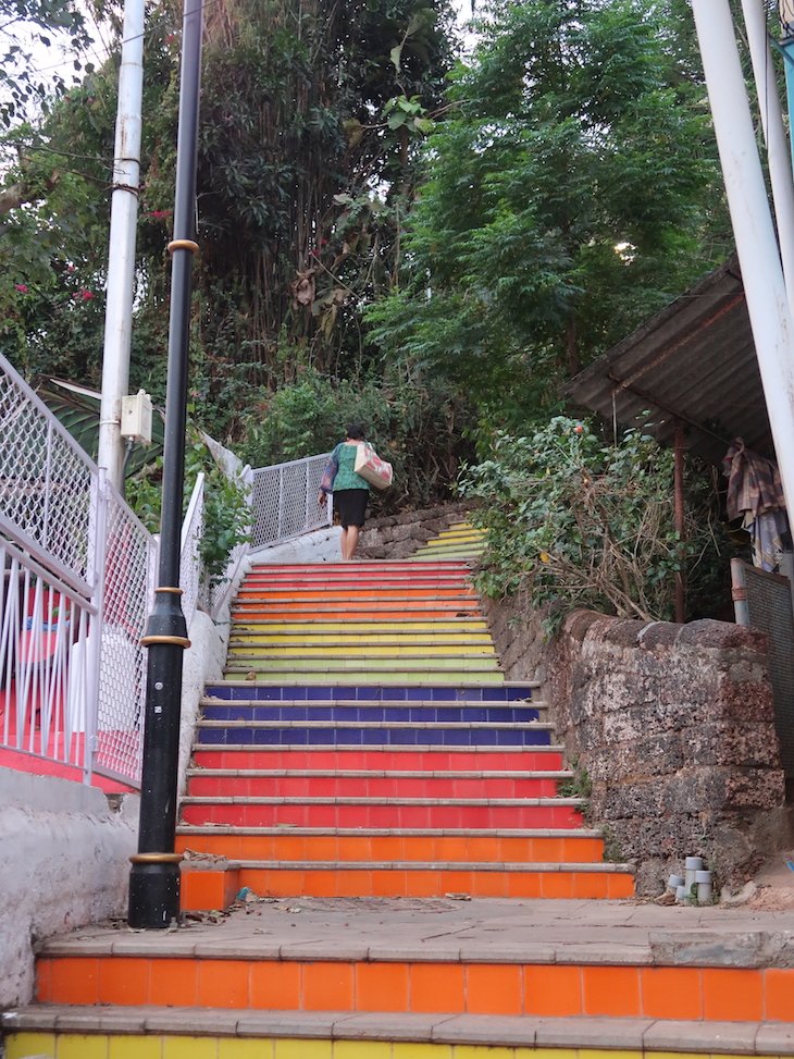 Escadas coloridas no Bairro das Fontainhas - Índia © Viaje Comigo