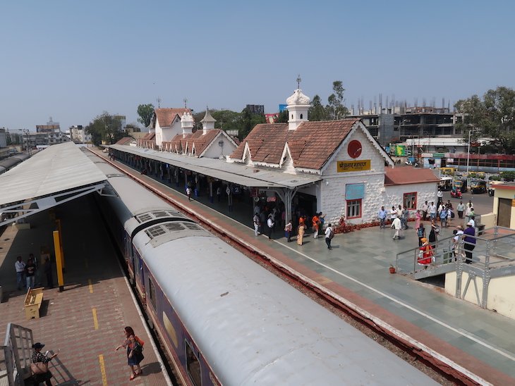 Na Estação de Kolhapur - comboio Deccan Odyssey - Índia © Viaje Comigo