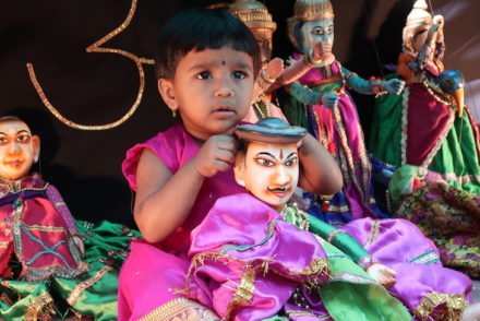 Menina com marioneta em Pinguli - Sindhudurg - India © Viaje Comigo