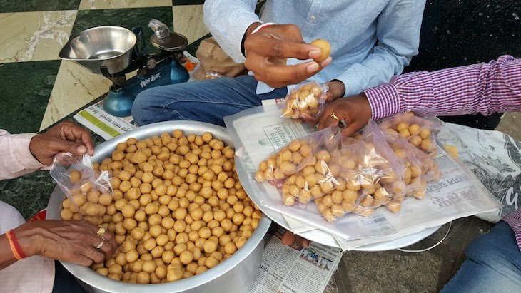 Oferta bolinhas da sorte - Shri Mahalakshm - Kolhapur - India © Viaje Comigo