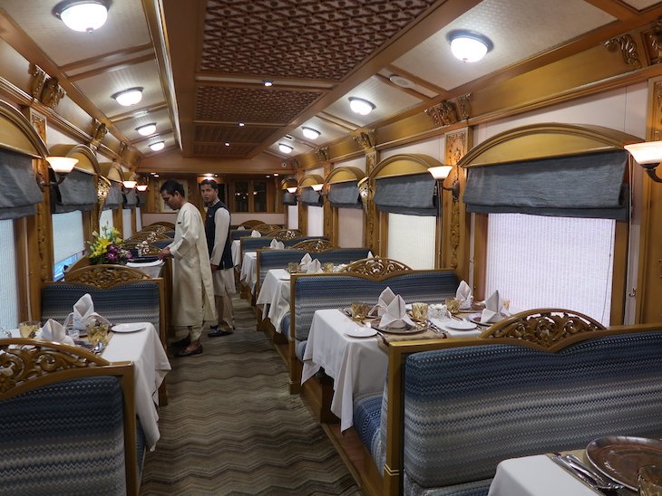 Restaurante no comboio Deccan Odyssey - Índia © Viaje Comigo